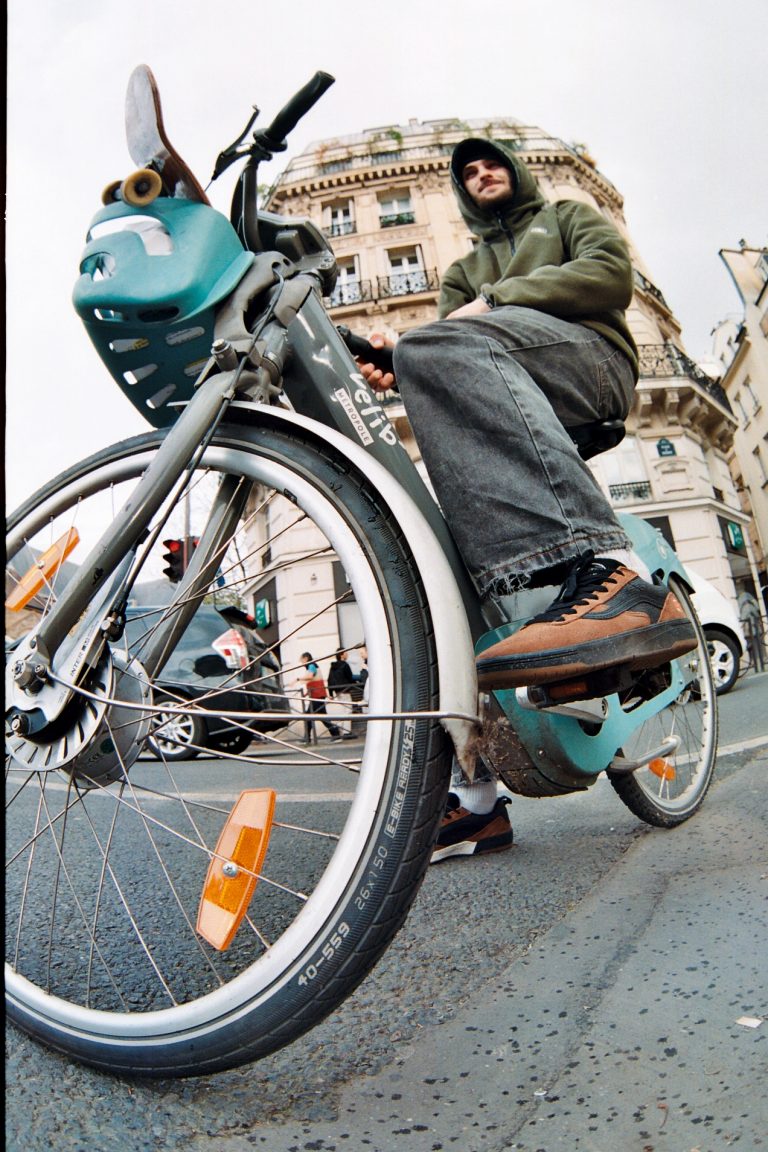 Florian Taverne wearing the Zahba shoe on his velib / Stoopide